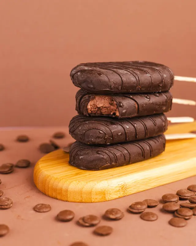Picolés de chocolate empilhados