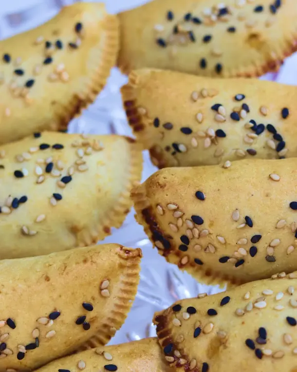 Pastéis fit assados com gergelim